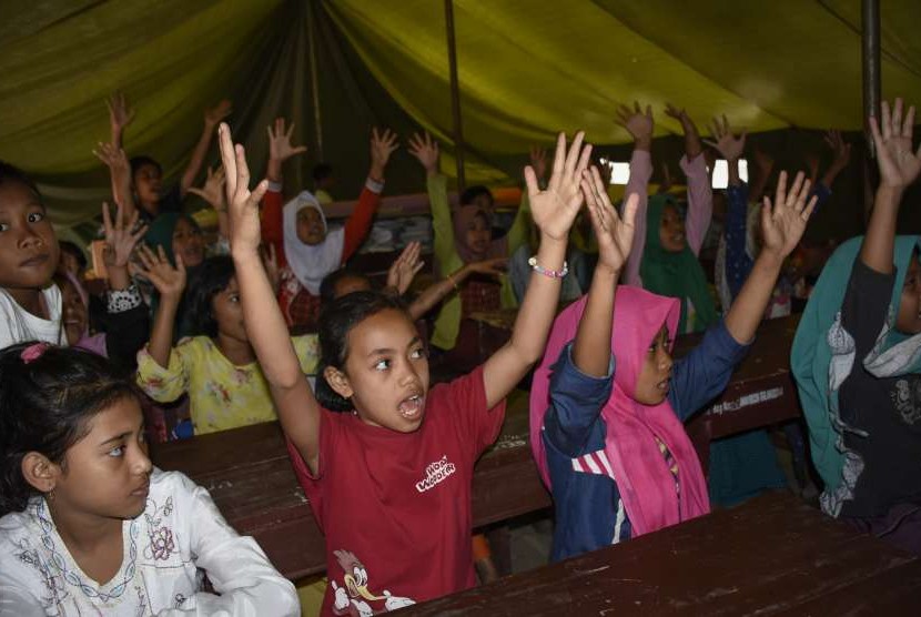 Anak-anak korban gempa beraktivitas di dalam tenda Sekolah Darurat di SDN 1 Guntur Macan, Kecamatan Gunungsari, Lombok Barat, NTB, Rabu (5/9). 