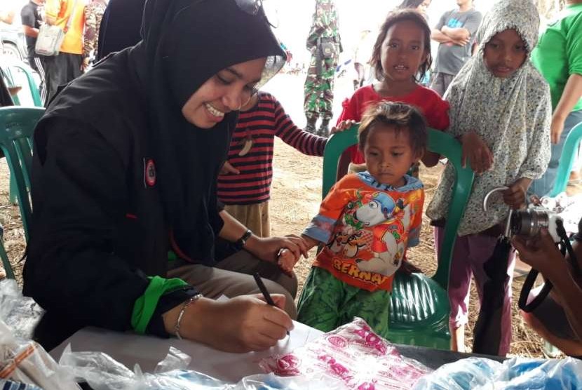 Anak-anak korban gempa bumi memeriksa kesehatan di Pos Kesehatan Dompet Dhuafa yang dibuka di Lapangan Bumi Jaya, Desa Lolu, Kecamatan Biromaru, Kabupaten Sigi, Sulawesi Tengah. Ahad (7/10). 