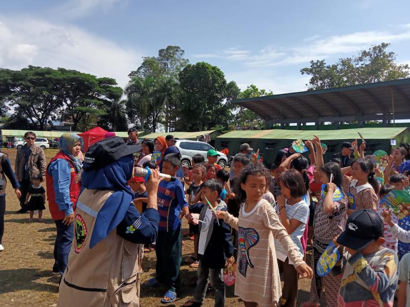 Anak-anak korban gempa Cianjur mendapatkan dukungan kesehatan jiwa psikososial di Lapang Prawatasari, Kabupaten Cianjur, Senin (28/11/2022).