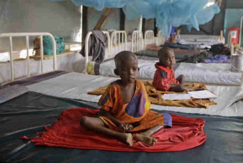  Anak-anak korban konflik perang tengah mendapatkan perawatan medis di kota Dadaab, Kenya.