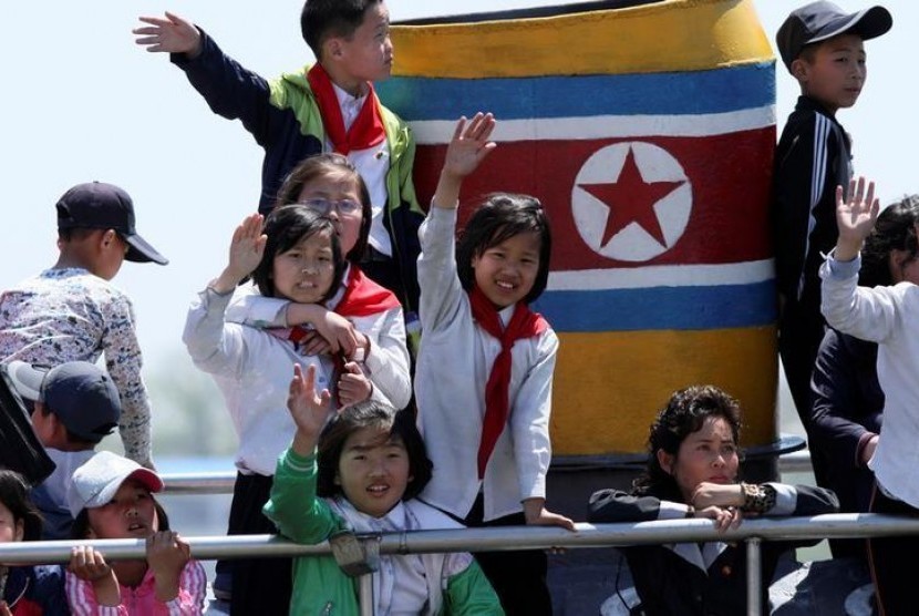 Anak-anak Korea Utara (Korut) saat tur di Sungai Yalu di Sinuiju, dekat Kota Dandong yang berbatasan dengan Cina, 8 Mei 2016.