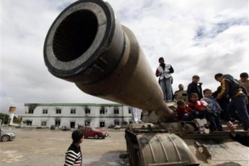 Anak-anak Libya bermain di atas tank milik militer Libya