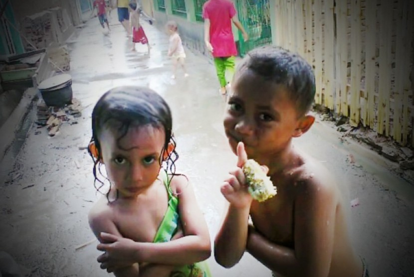 Anak-anak mandi air hujan.