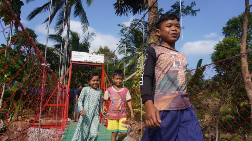  Anak-anak melewati jembatan yang menghubungkan wilayah Kampung Cibatok, Desa Sagara, dan Kampung Cibanen, Desa Mekarmukti, di Kecamatan Cibalong, Kabupaten Garut, Jawa Barat. 