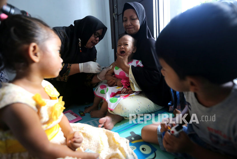 Anak-anak melihat petugas kesehatan Puskesmas Ulee Kareng memberikan imunisasi campak kepada bayi balita. PBB dan WHO ingatkan 140 ribu orang kebanyakan anak meninggal akibat campak di 2018