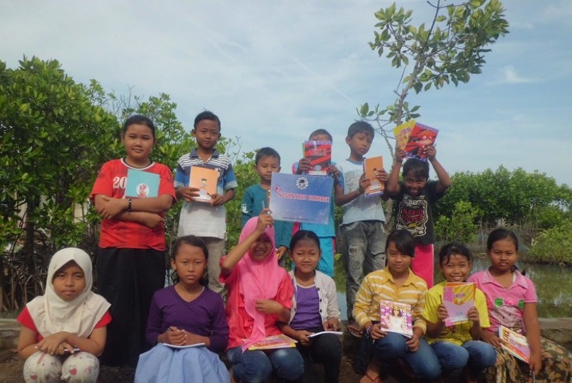 Anak-anak membaca puisi dan menanam mangrove dalam peringatan Hari Buku dan Hari Bumi Sedunia di Demak