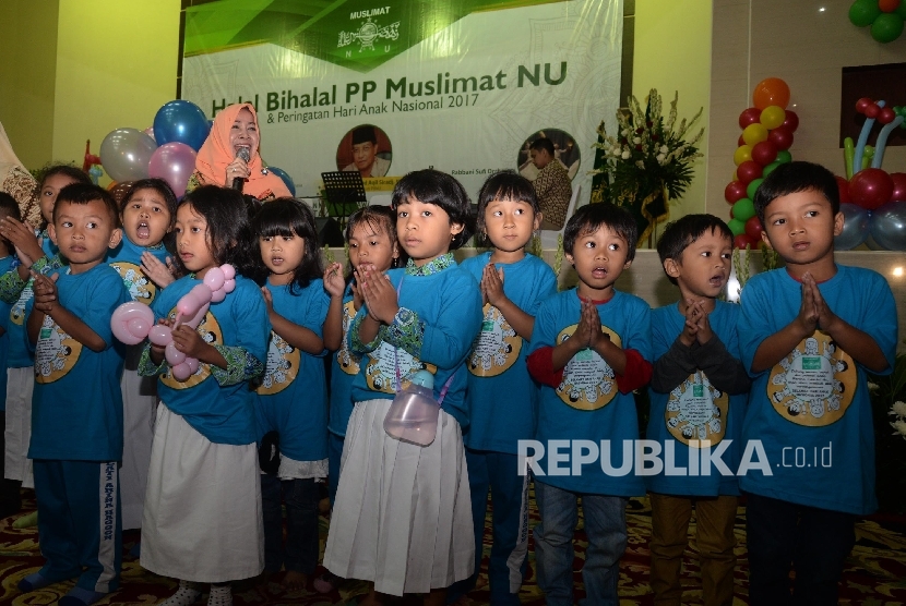Anak-anak memperingati Hari Anak Nasional sekaligus halal bihalal PP Muslimat NU di Jakarta, Ahad (16/7).