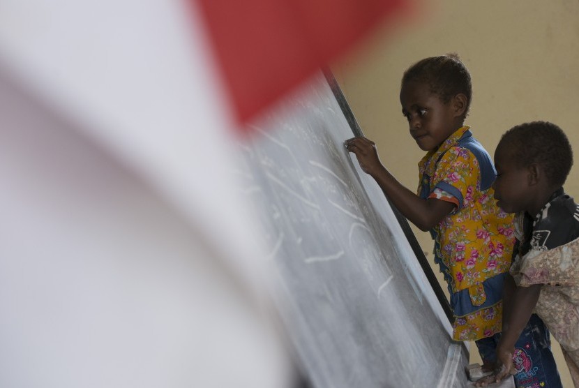 Anak-anak mencoba menulis di papan tulis di salah satu sekolah dasar di Kabupaten Maybrat, Papua Barat, Kamis (21/4). (Antara/Rosa Panggabean)