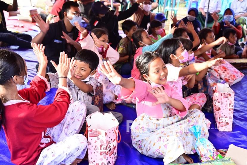 Anak-anak mendapatkan hiburan dari relawan di Posko pengungsian erupsi Gunung Semeru di Penanggal, Candipuro, Lumajang, Jawa Timur, Sabtu (11/12/2021). Sejumlah relawan menggelar trauma healing untuk menghibur anak-anak pascaerupsi Gunung Semeru.