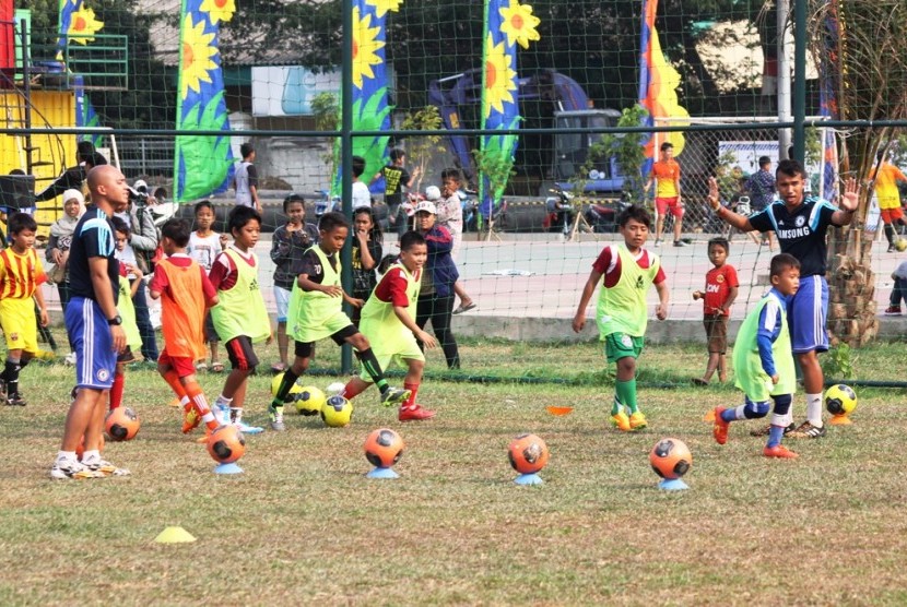 Anak-anak mendapatkan pelatihan sepak bola gratis dari Chelsea FC Soccer School Indonesia (CFCSS ID) di lapangan bola Waduk Pluit, Muara Baru, Penjaringan, Jakarta Utara, Ahad (28/9).