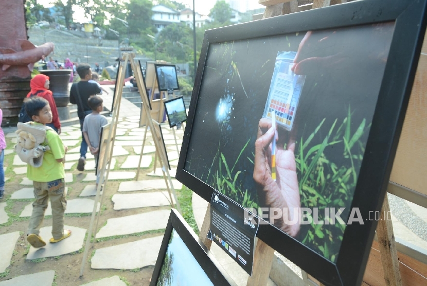 [Ilustrasi] Anak-anak mengamati pameran foto bertema pencemaran lingkungan akibat limbah industri oleh komunitas Photos Speak, di Teras Cikapundung, Kota Bandung, 10 Januari 2017.