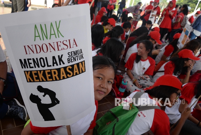   Anak-anak mengikuti acara kampanye Gerakan Nasional Anti-kekerasan terhadap Anak dan Perempuan di Senayan, Jakarta, Ahad (14/2). (Republika/Yasin Habibi) 