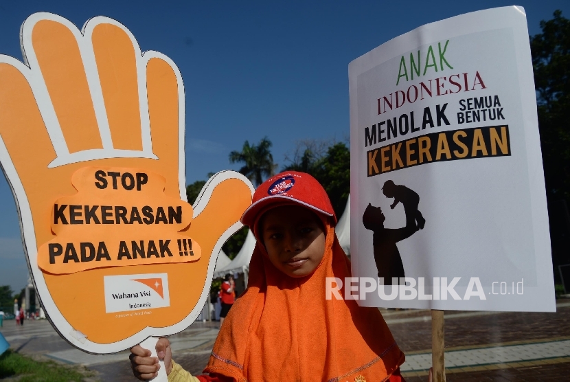   Anak-anak mengikuti acara kampanye Gerakan Nasional Anti-kekerasan terhadap Anak dan Perempuan di Senayan, Jakarta, Ahad (14/2). (Republika/Yasin Habibi) 