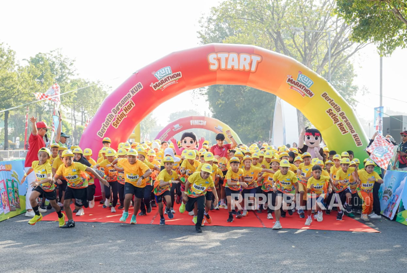Anak-anak mengikuti event lari untuk anak usia 7-11 tahun, Kun Kid Marathon, di Lapangan KODAM V / Brawijaya, Surabaya, Ahad (3/8/2025).