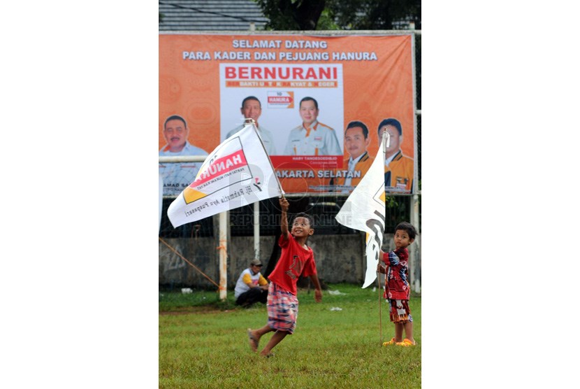 Anak-anak mengikuti kampanye terbuka Partai Hanura di Lapangan Blok S, Jakarta, Jumat (28/3).