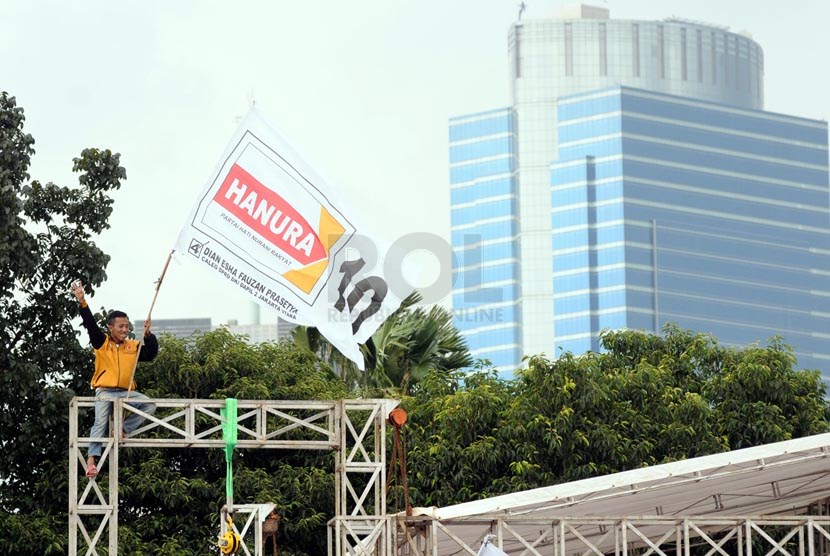 Anak-anak mengikuti kampanye terbuka Partai Hanura di Lapangan Blok S, Jakarta, Jumat (28/3).