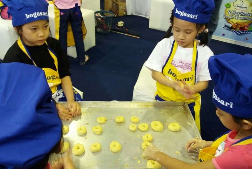 Anak-anak mengikuti kelas memasak Boga Kids di arena Bogasari Expo 2016 di Balai Kartini Jakarta, Jumat (16/12)