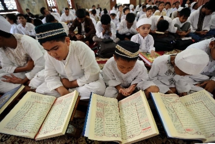 Anak-anak mengikuti khataman Alquran di sebuah masjid di Jakarta.