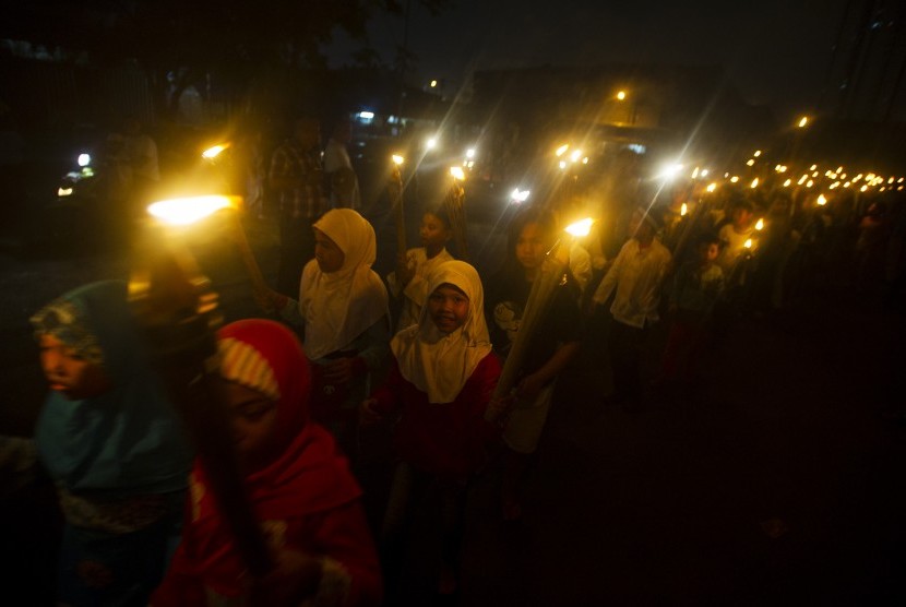 Pawai obor pada malam takbiran (ilustrasi)