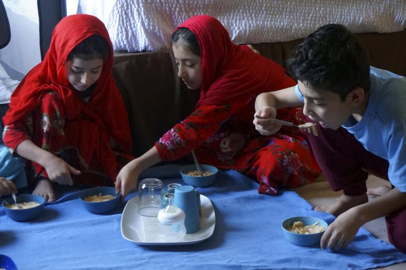 Anak-anak menikmati makanan mereka saat sahur (ilustrasi). Sahur saat Ramadhan merupakan salah satu sunnah yang dianjurkan 