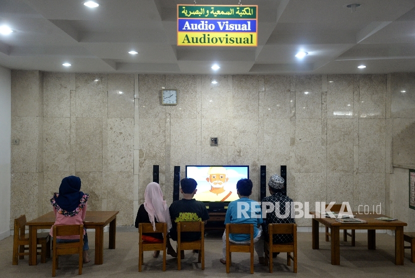  Anak-anak menonton film islami di ruang audio visual Perpusatakaan Masjid Istiqlal, Jakarta, Senin (5/6)