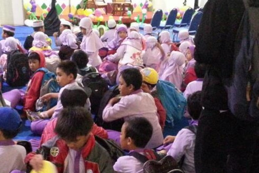 Anak-anak menyerbu tenda Kidzone di ajang Islamic Book Fair (IBF) ke-15 tahun 2016. Pameran tersebut digelar di Istora Senayan Jakarta, 26 Februari hingga 6 Maret 2016.