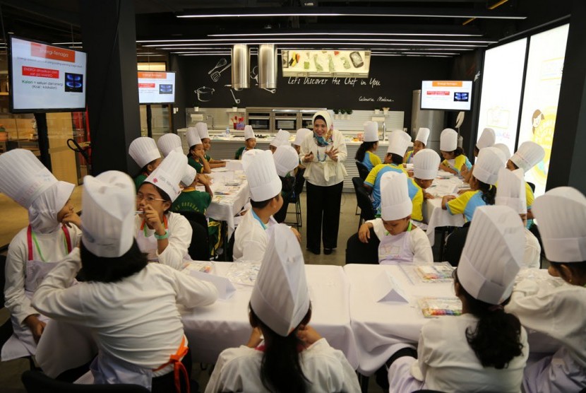 Anak-anak menyimak dengan cermat penjelasan dari Sari Sunda Bulan selaku pakar nutrisi mengenai gizi yang terkandung dalam setiap makanan dan bagaimana menjaga pola makan yang sehat dalam acara Nestlé Healthy Kids – International Chefs Day.