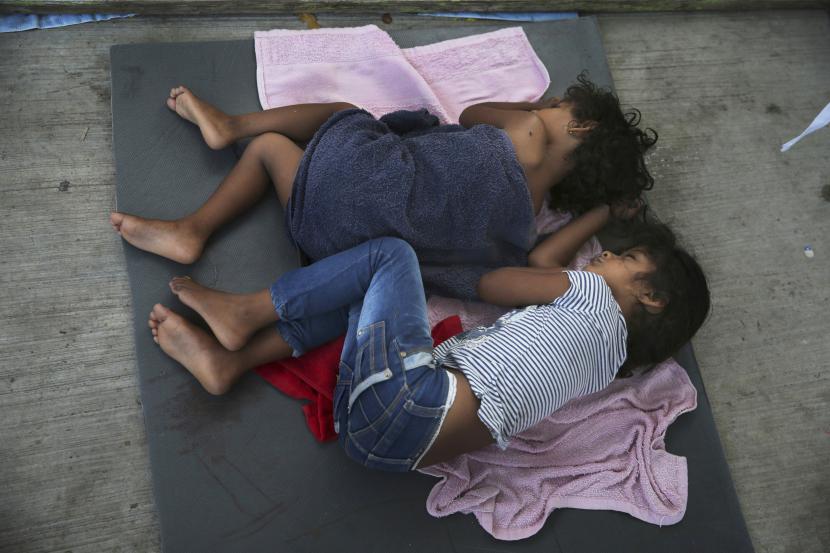 Anak-anak migran tidur di kasur di lantai tempat penampungan migran AMAR di Nuevo Laredo, Meksiko. Pihak berwenang Meksiko telah menemukan 343 migran dan pengungsi, termasuk 103 anak di bawah umur tanpa pendamping, di dalam kontainer truk barang yang ditinggalkan di pinggir jalan raya. 