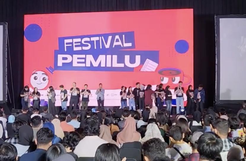 Anak-anak muda diberi kesempatan untuk berkencan secara singkat dengan para caleg dari 18 partai politik nasional