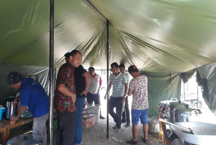 Anak-anak muda memasak dan distribusi makanan dari Dapur umum di Dusun Terengan Tanak Ampar, Desa Pemenang Timur, Kecamatan Pemenang, Kabupaten Lombok Utara, NTB, Senin (13/8).