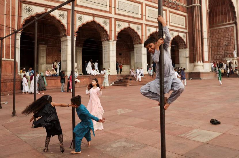 Anak-anak bermain di masjid (ilustrasi). Anak-anak di masjid sebaiknya jangan diusir atau dibiarkan bebas tanpa aturan 