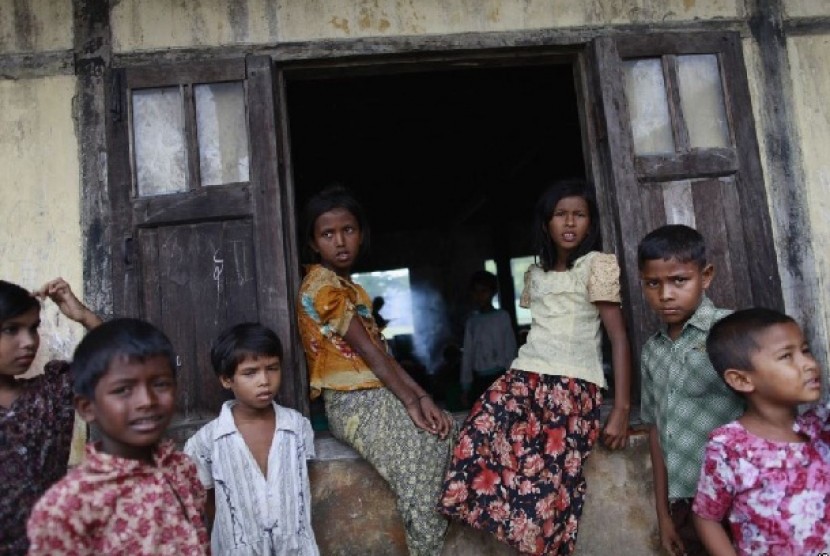Anak-anak muslim di tempat penampungan pengungsi di luar wilayah Sittwe, 16 Mei 2013 