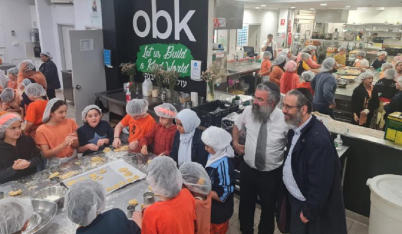 Anak-anak Muslim, Kristen, dan Yahudi berkumpul di dapur komunitas menawarkan bantuan untuk korban banjir