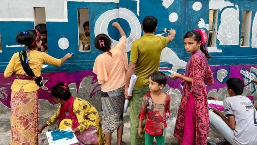 Anak-anak Muslim Rohingya menggambar mural di dinding di pulau Bhasan Char, Bangladesh, 8 November 2022. Anak-Anak Muslim Rohingya Temukan Penyembuhan Melalui Seni