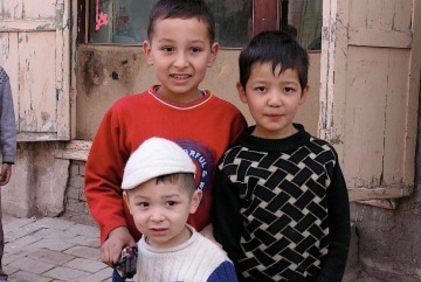 Anak-anak Muslim Suku Uighur. Beristikamah di tengah keterbatasan akses informasi. (chinadigitaltimes.net)