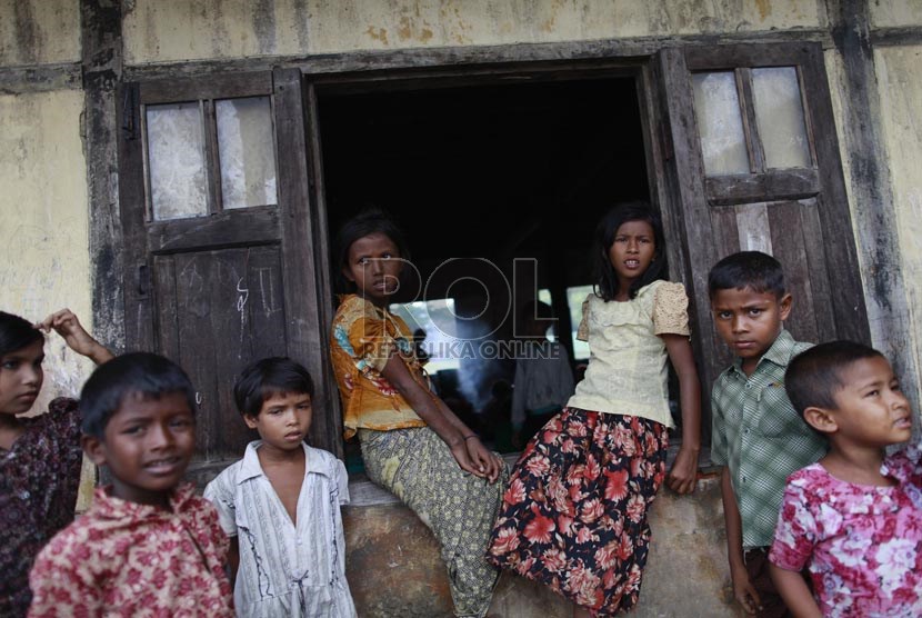 Anak-anak Muslim terlihat di sebuah kamp pengungsi di luar Sittwe, Myanmar.     (Reuters/Soe Zeya Tun)