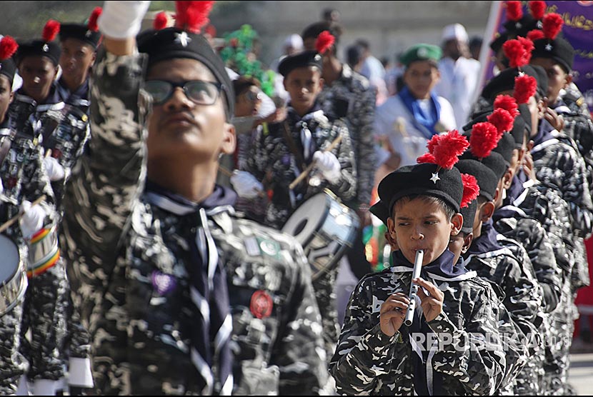 Peserta Maulid Nabi Muhammad Diimbau Sudah Divaksinasi. Foto: Anak-anak Pakistan merayakan Maulid Nabi di Karachi, Jumat (1/11)