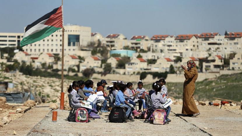 Anak-anak Palestina belajar di ruang terbuka akibat gedung sekolahnya roboh digempur jet Israelerangan udara Israel. Siswa Palestina Mulai Tahun Ajaran Baru di Tengah Suasana Kesedihan