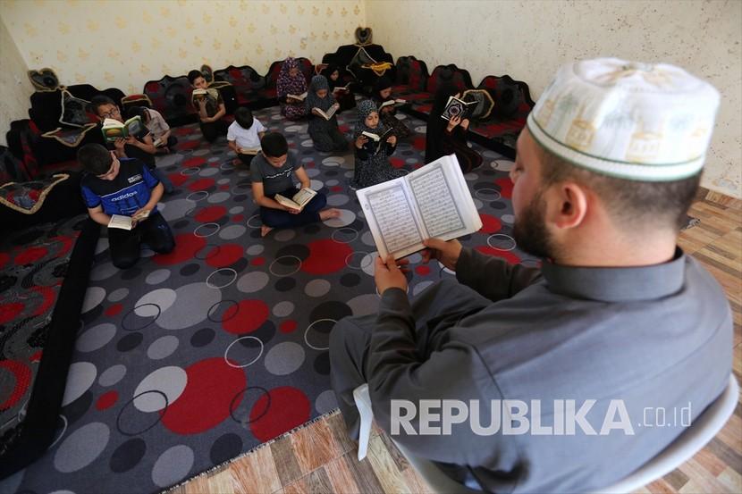 Anak-anak Gaza Palestina belajar membaca Alquran.  Para penghafal Alquran di Gaza terus bermunculan meski hidup di bawah blokade Israel 