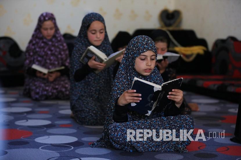 Seribu Hafiz Quran Anak di Gaza Diwisuda. Anak-anak Palestina belajar membaca Alquran di rumah setelah masjid-masjid ditutup guna mencegah penyebaran virus korona di Gaza City, Gaza pada 4 Mei 2020.