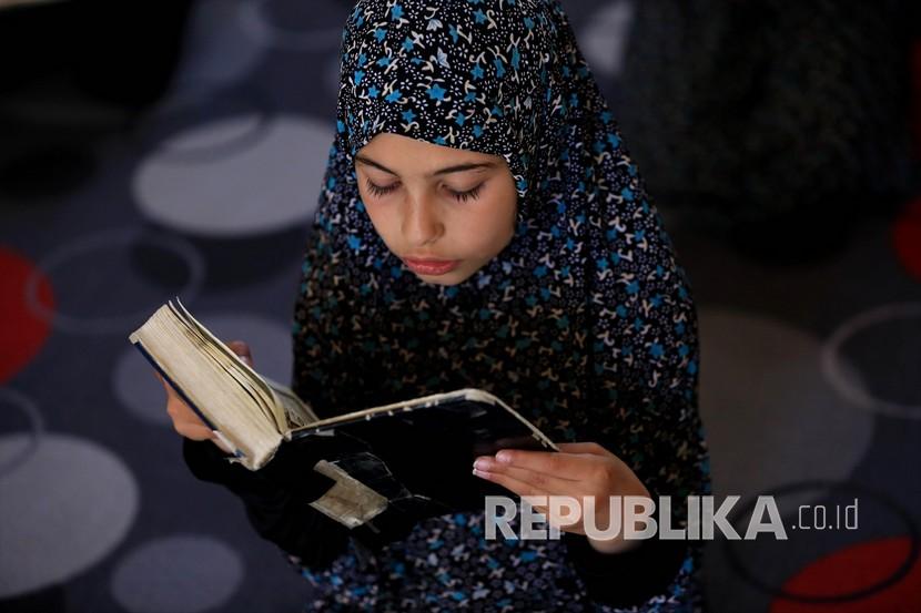 Mengenal Al-Khuluq. Anak-anak Palestina belajar membaca Alquran di rumah setelah masjid-masjid ditutup guna mencegah penyebaran virus korona di Gaza City, Gaza pada 4 Mei 2020.