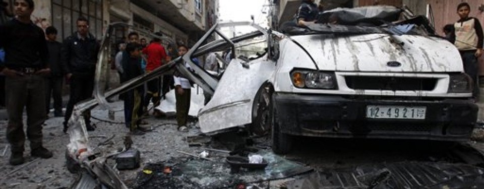 Anak-anak Palestina berkumpul di lokasi bekas serangan Israel di Gaza City.