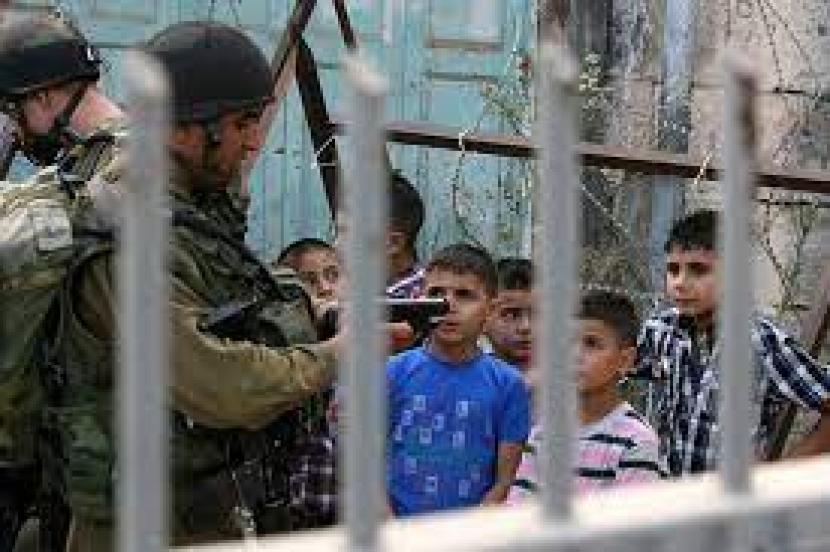 Anak-Anak Palestina Terus Jadi Incaran. Foto: Anak-anak Palestina kala ditangkap dna ditahan pasukan Israel.