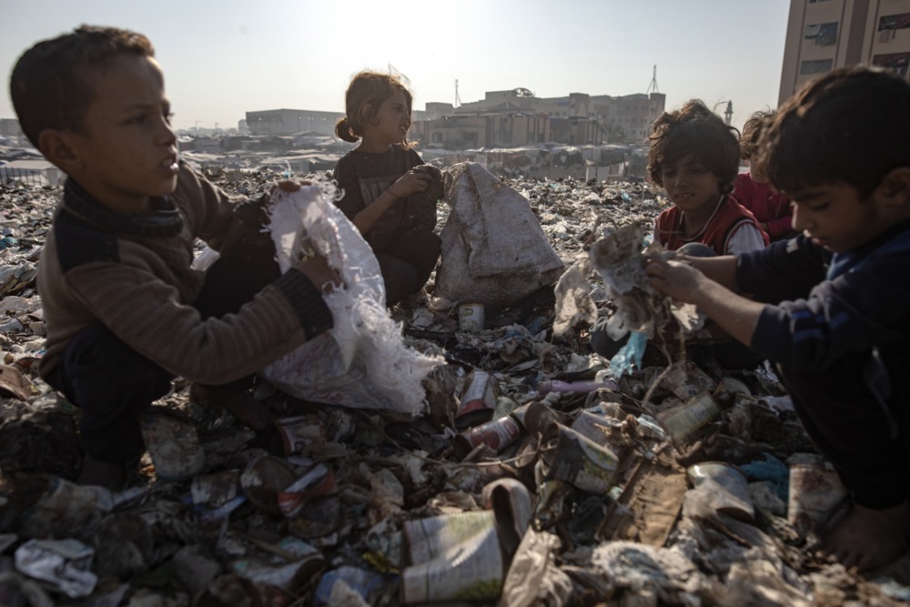 Anak-anak Palestina memilah sampah di tengah kekurangan gas untuk memasak di kamp pengungsi di Jalur Gaza, 4 November 2024.