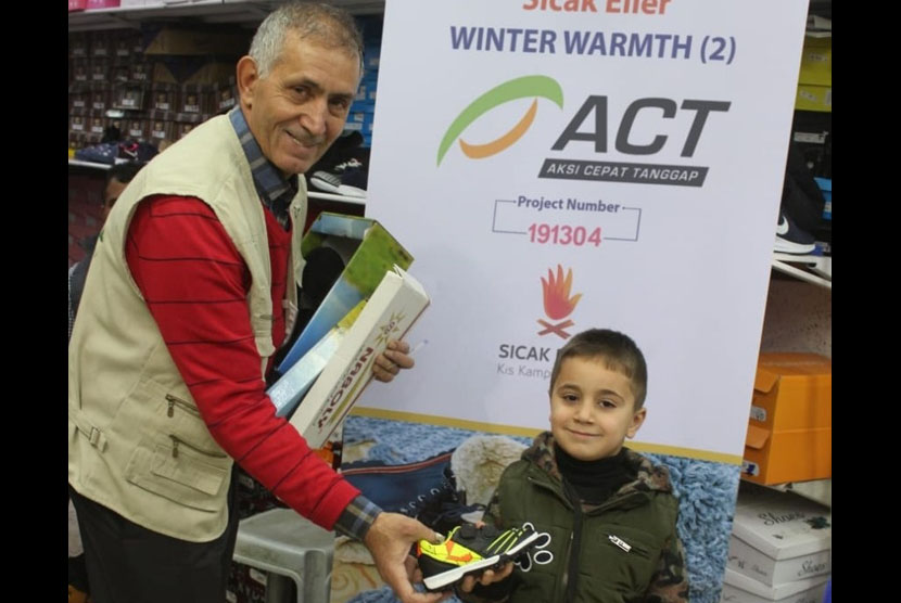 Sepatu untuk Palestina. ACT memberikan bantuan sepatu untuk anak-anak Palestina menghadapi musim dingin.