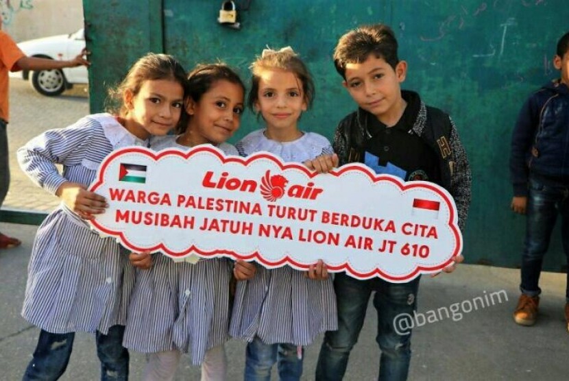 Anak-anak Palestina menyampaikan belasungkawa atas insiden yang menimpa pesawat Lion Air JT610.