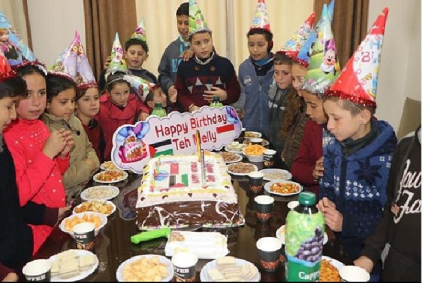 Anak-anak Palestina merayakan ulang tahun Melly Goeslaw. Melly Goeslaw berterima kasih kepada anak Palestina di Jalur Gaza dan tim ACT