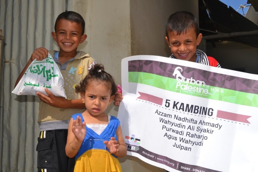 Anak-anak Palestina saat menerima bantuan dari warga Indonesia saat Idul Adha