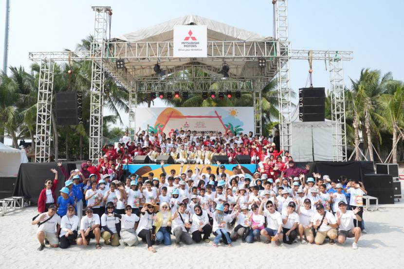 Anak-anak panti ashan yang berjumlah 100 orang berfoto bersama dengan manajemenPT Mitsubishi Motors Krama Yudha Sales Indonesia (MMKSI) di Ancol, Jakarta, Ahad (23/7/2023).