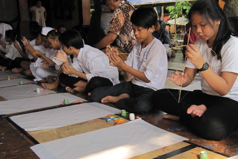 Anak-anak panti asuhan sedang membuat layang-layang di Museum Layang-Layang Indonesia 